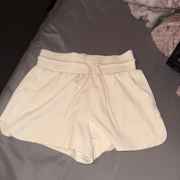 Old Navy Women's Cream Athletic Shorts - Picture 1 of 1